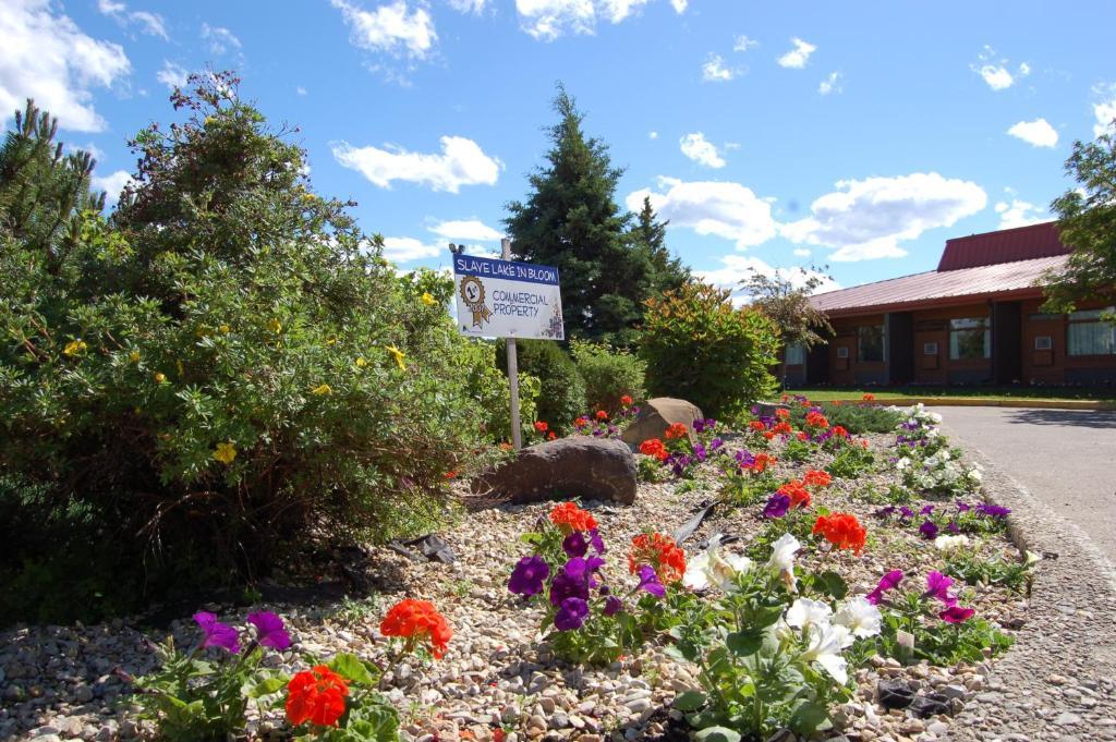 Slave Lake Inn And Conference Centre Exterior photo